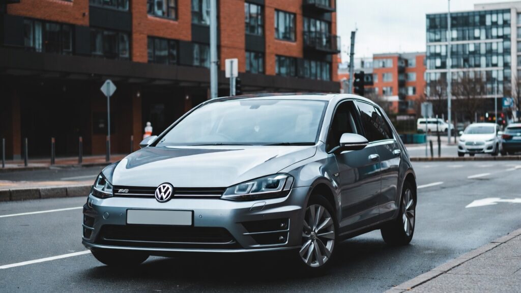 Volkswagen Golf silver i stadsmiljö